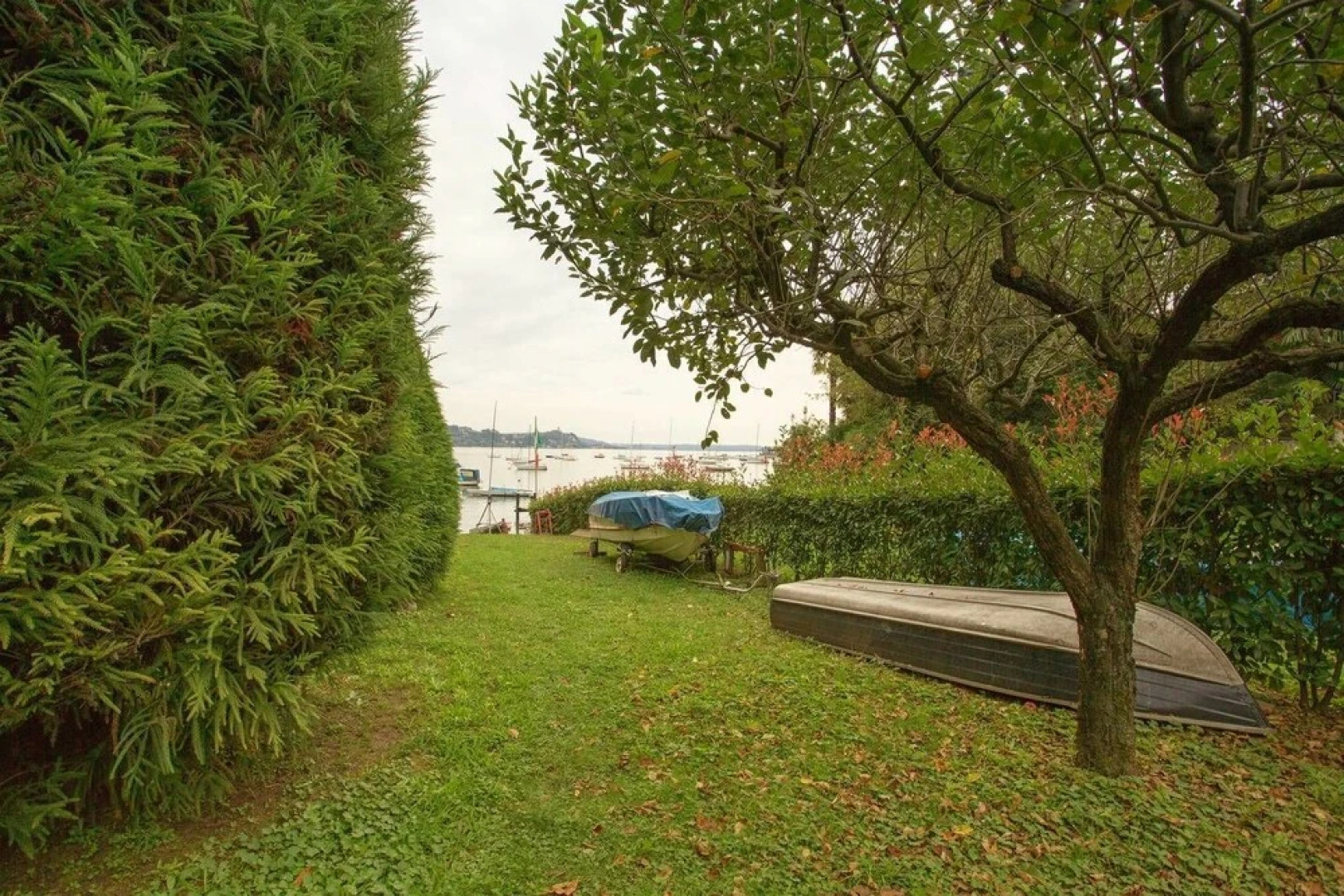 Beautiful Villa, Wifi, Bbq, Private Garden, Short Walk to Lakeside, Beach and Restaurants