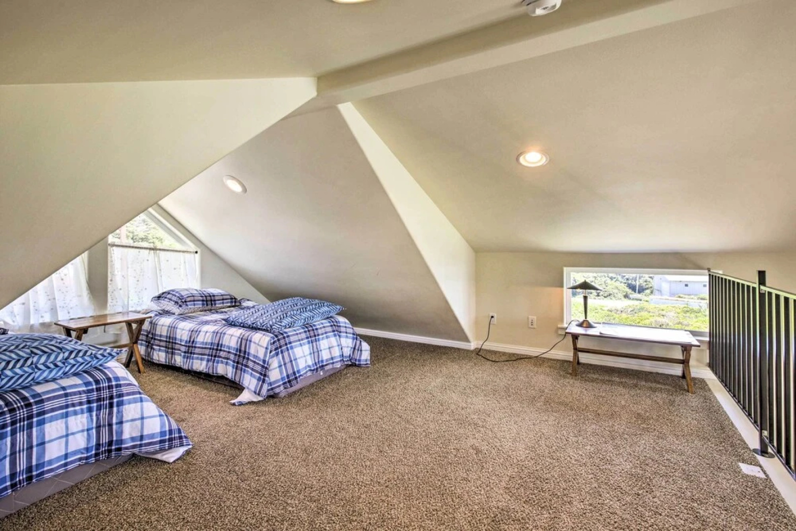 Oceanfront Cottage W/deck & Secluded Beach Access!