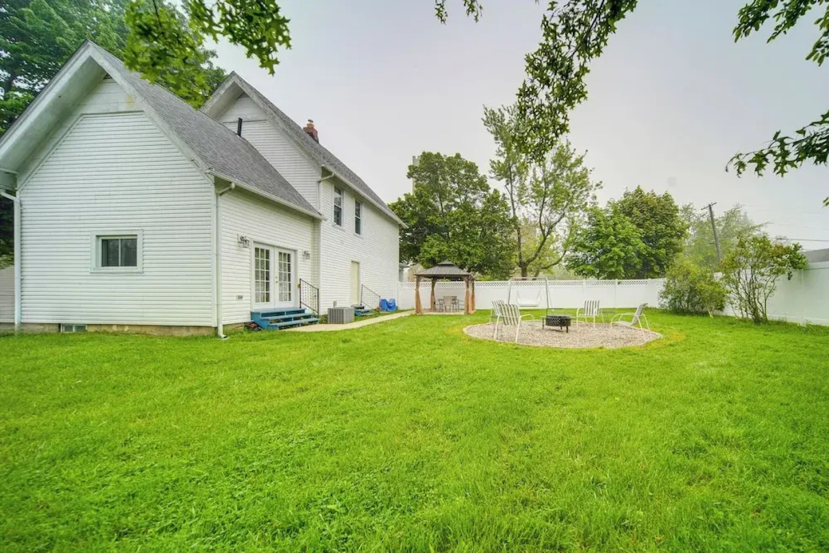 1 Block to Bridge Street: Lake Erie Vacation Home!