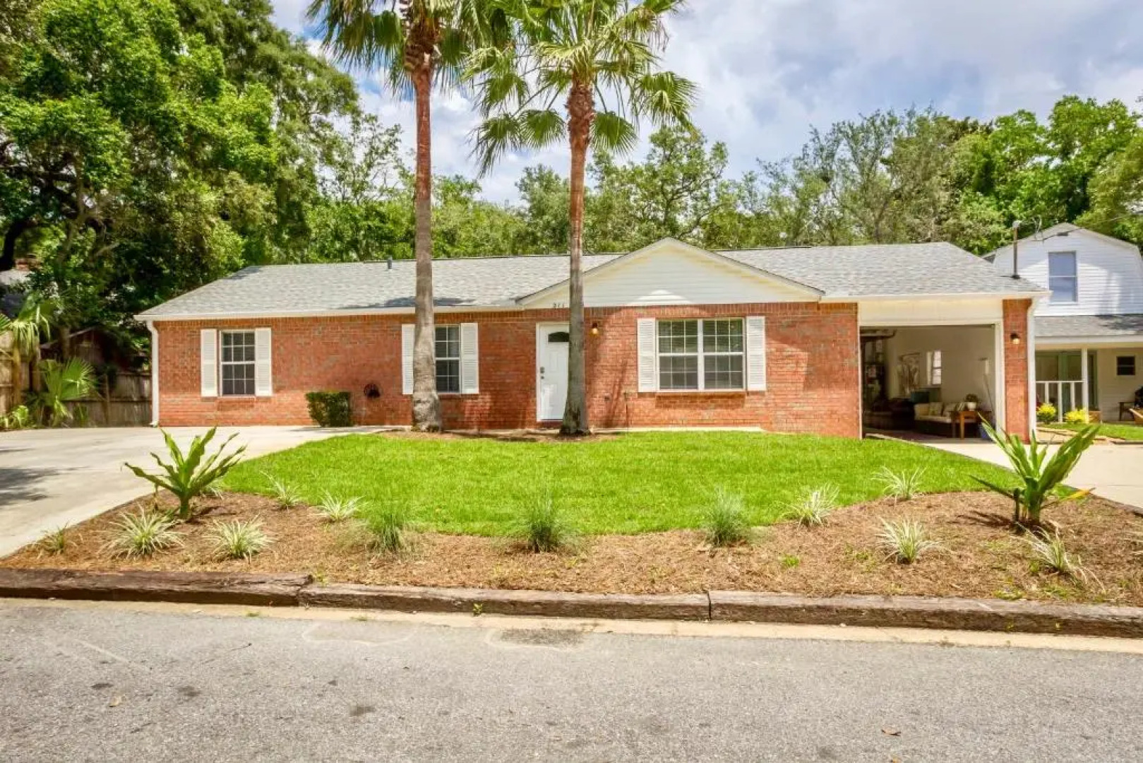 Life's a Breeze! Updated 3B Home 10 min to Beach!