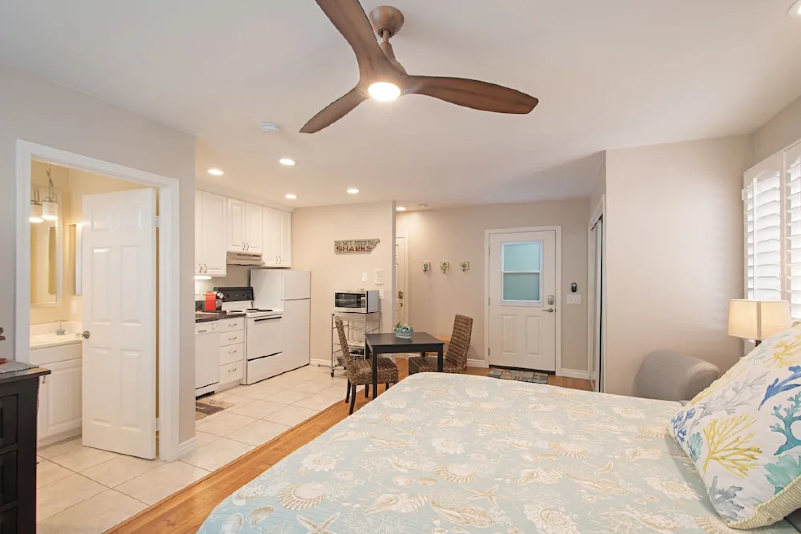 Huntington Beach Studio Blocks to the Beach and Downtown apts