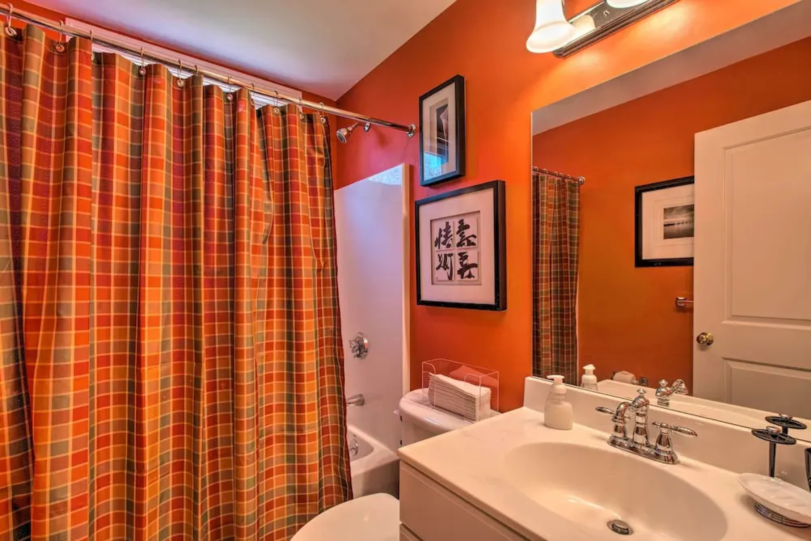 Traditional Martha's Vineyard Home w/ Porch & Yard