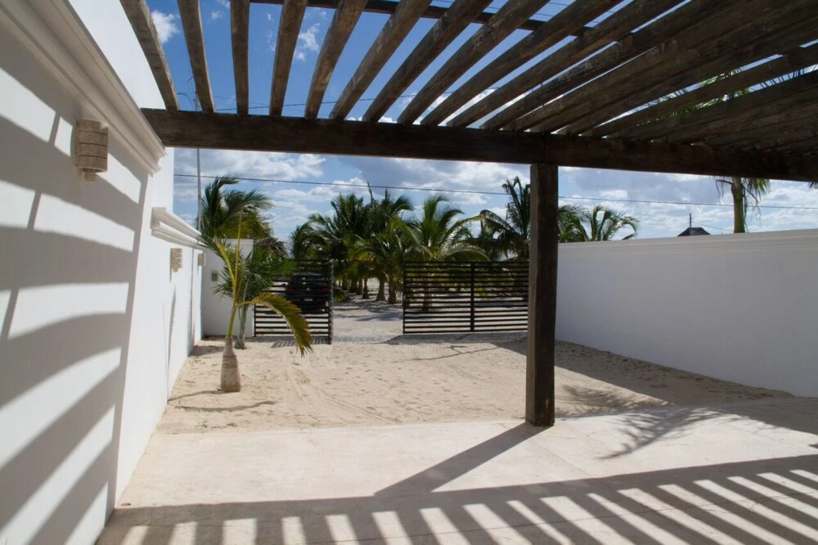 Piña Beach House in San Benito Beach