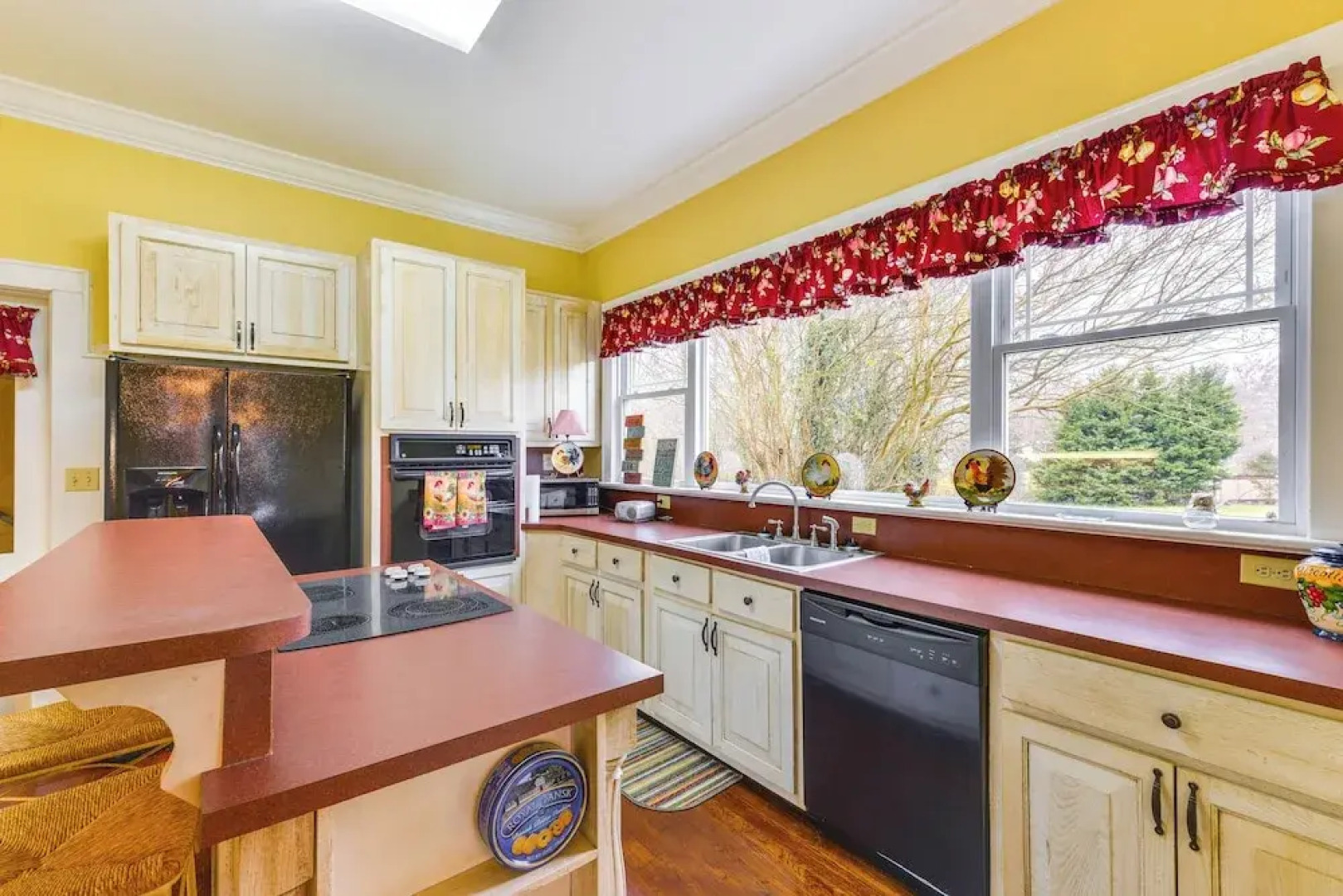 Elegant + Spacious Retreat ~ 18 Mi to Lake Norman!