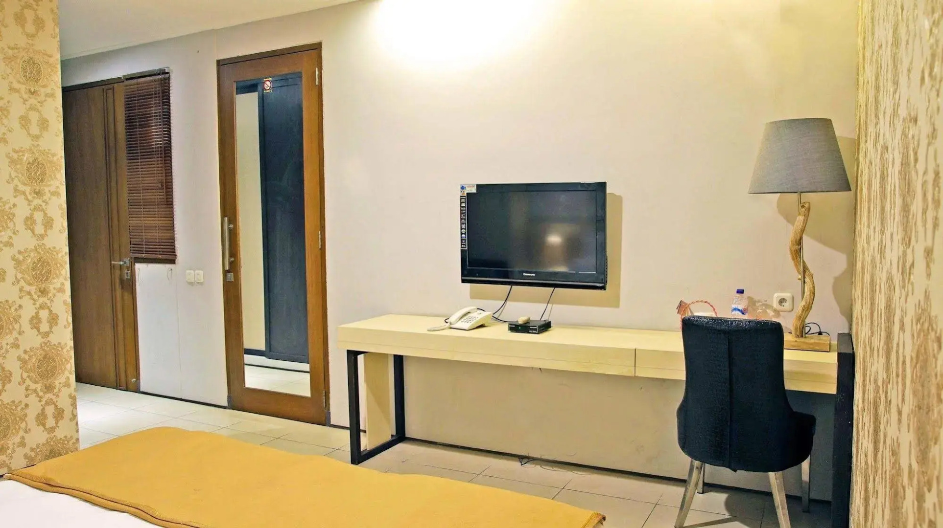 RedDoorz Near Ciputra World