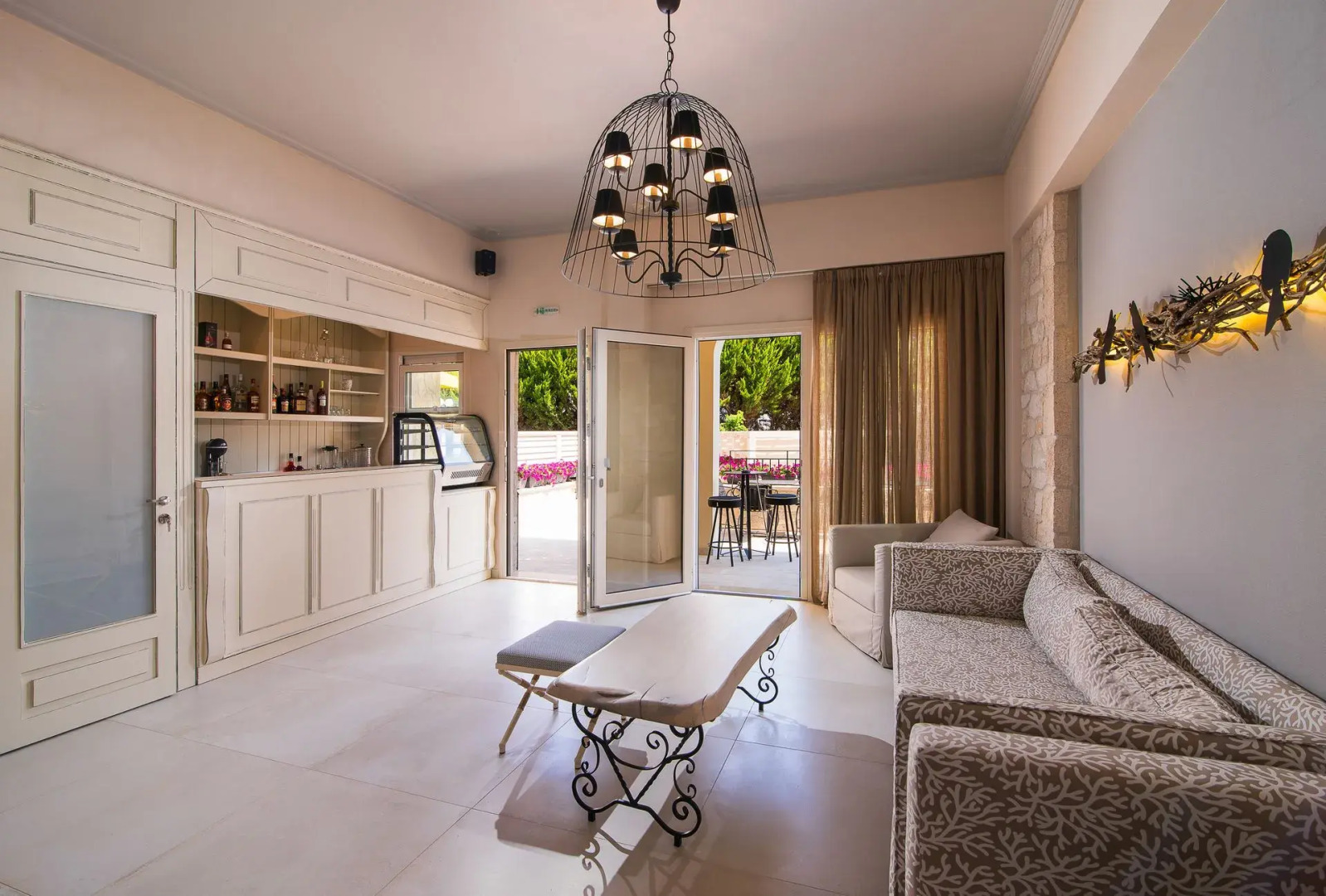 Neikos Luxury Suites