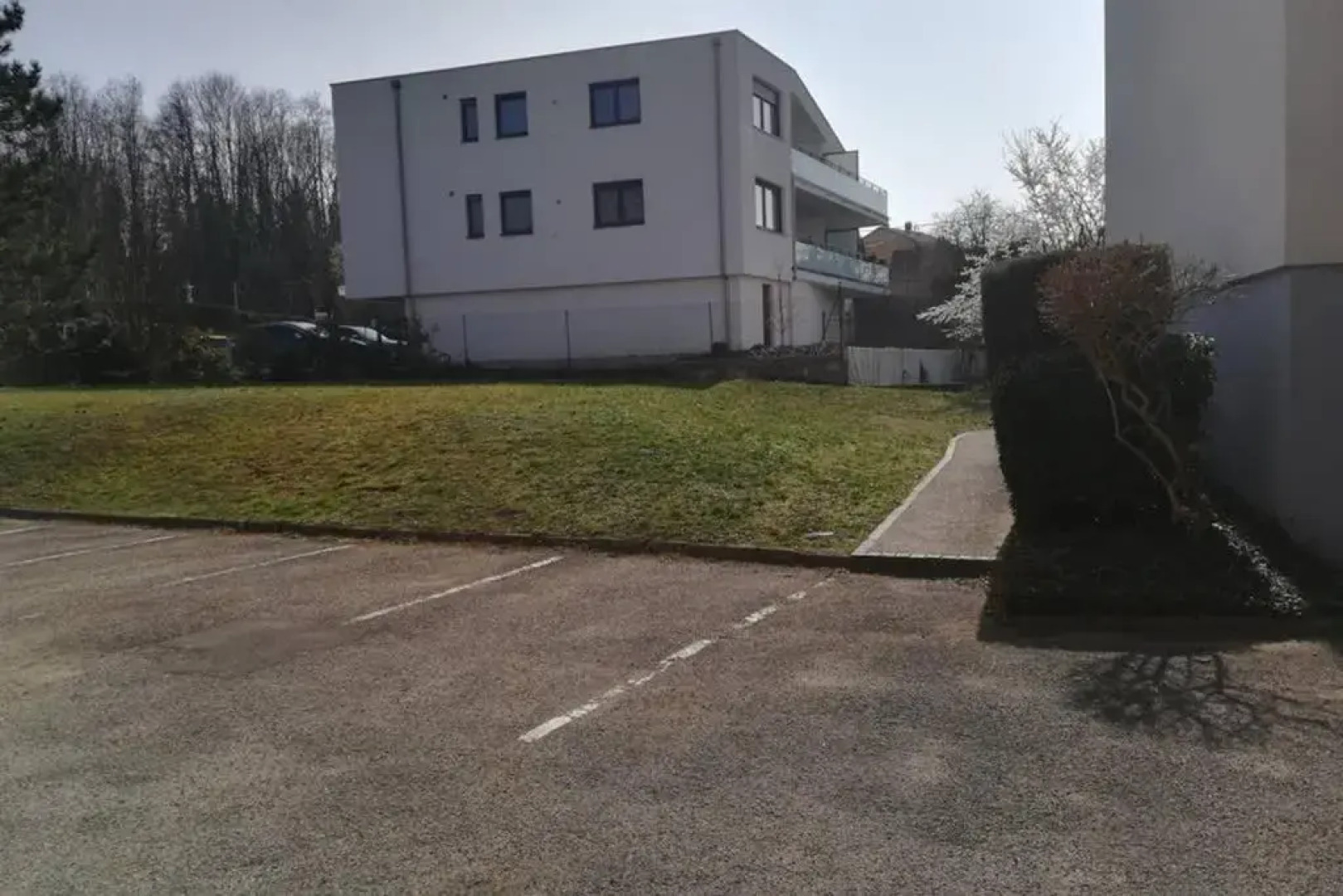 Studio renové en RDJ dans résidence de standing