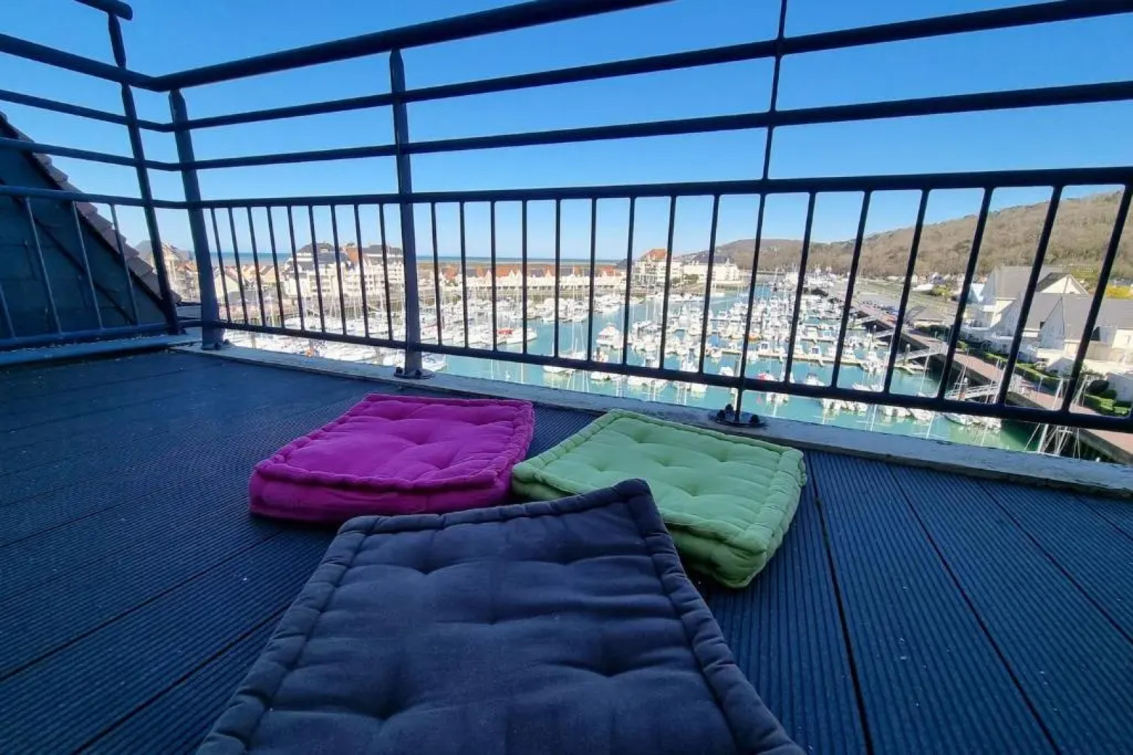 Bright 75 M With Balcony View On The Port
