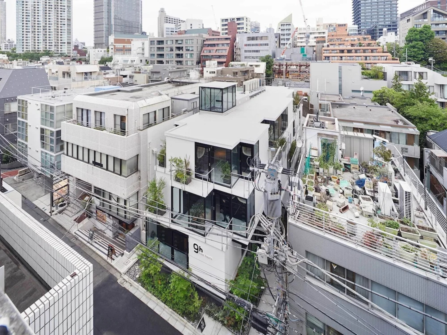 9h nine hours Akasaka