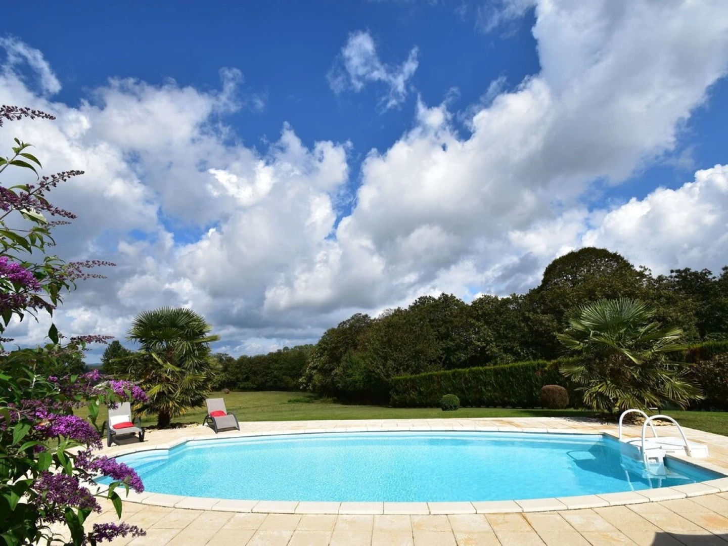 Luxurious Holiday Home with Swimming Pool in Meyrals