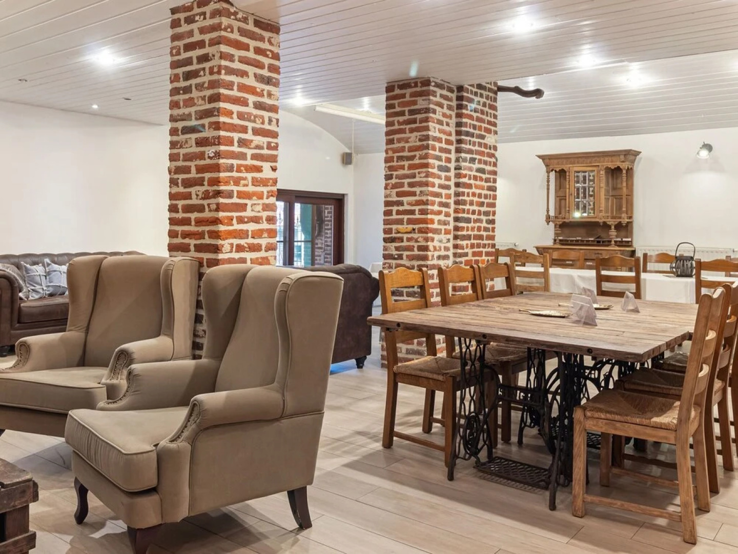 Beautifully Renovated Farmhouse for Groups, With Indoor Pool and Sauna