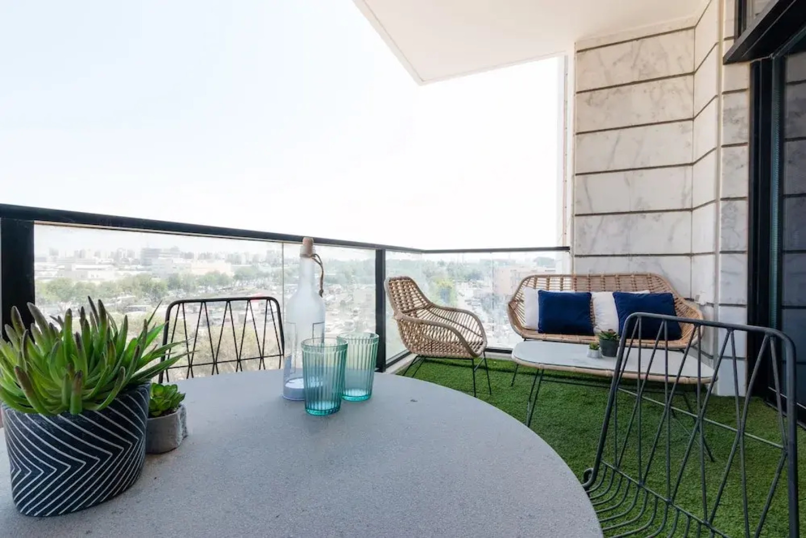 Artsy Modern Bright Apt in Bat Yam