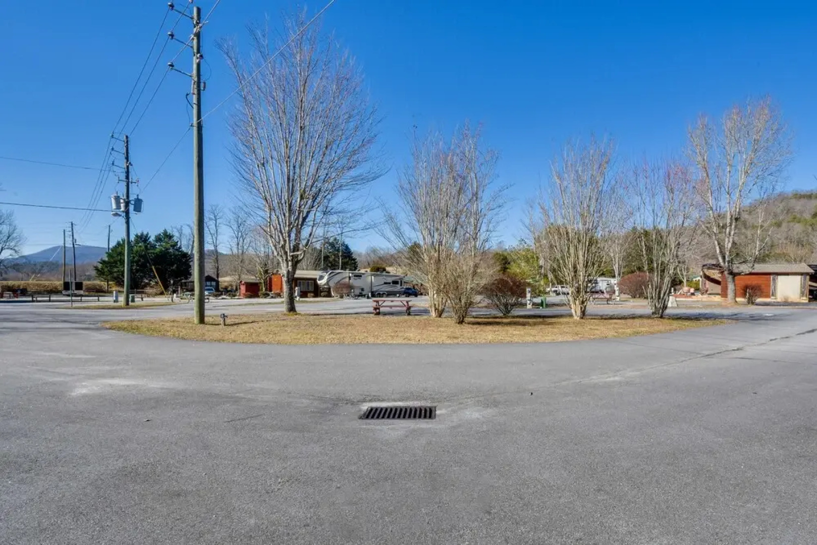 Cozy Dillard Cabin w/ Mountain Views & Pool Access