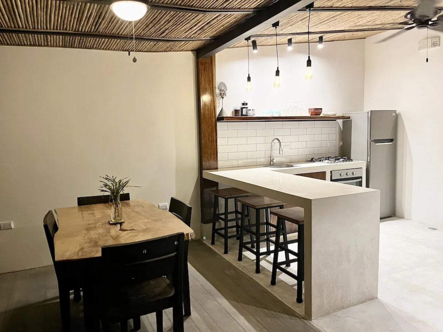 Makanas Beach Bungalows