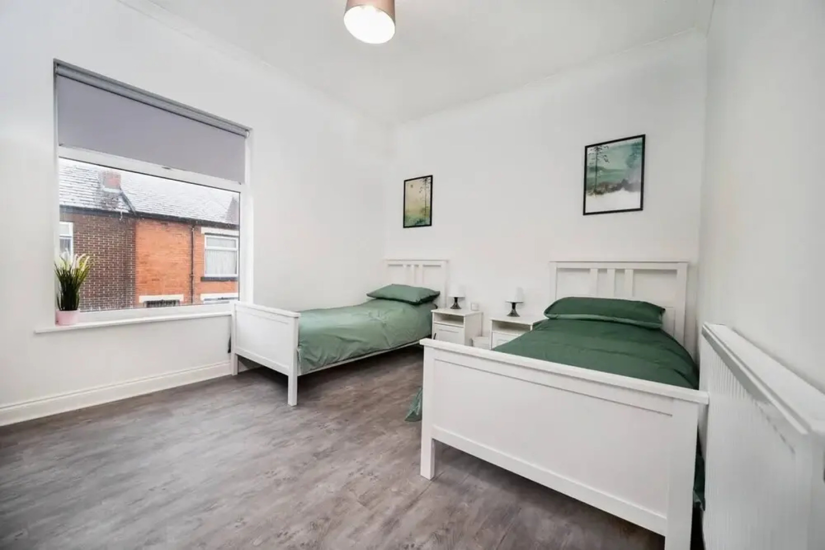 Modern Spacious 2 br House in Leigh, Free Parking