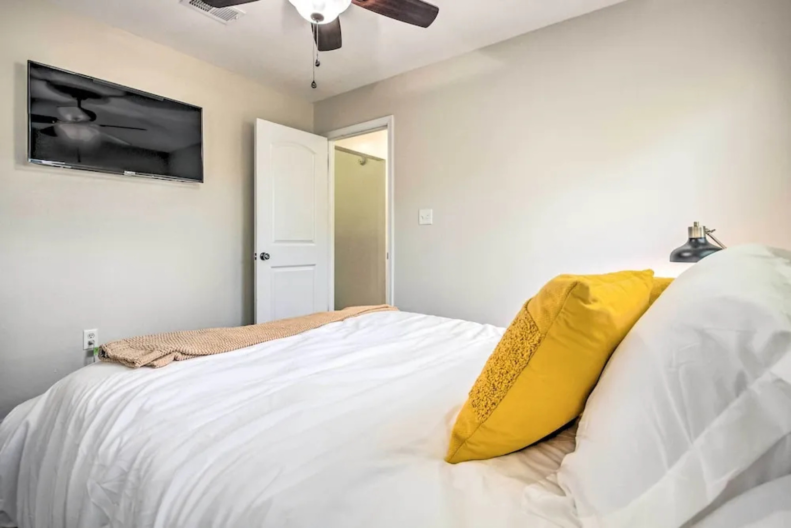 Navarre Home w/ Game Area + Screened-in Porch