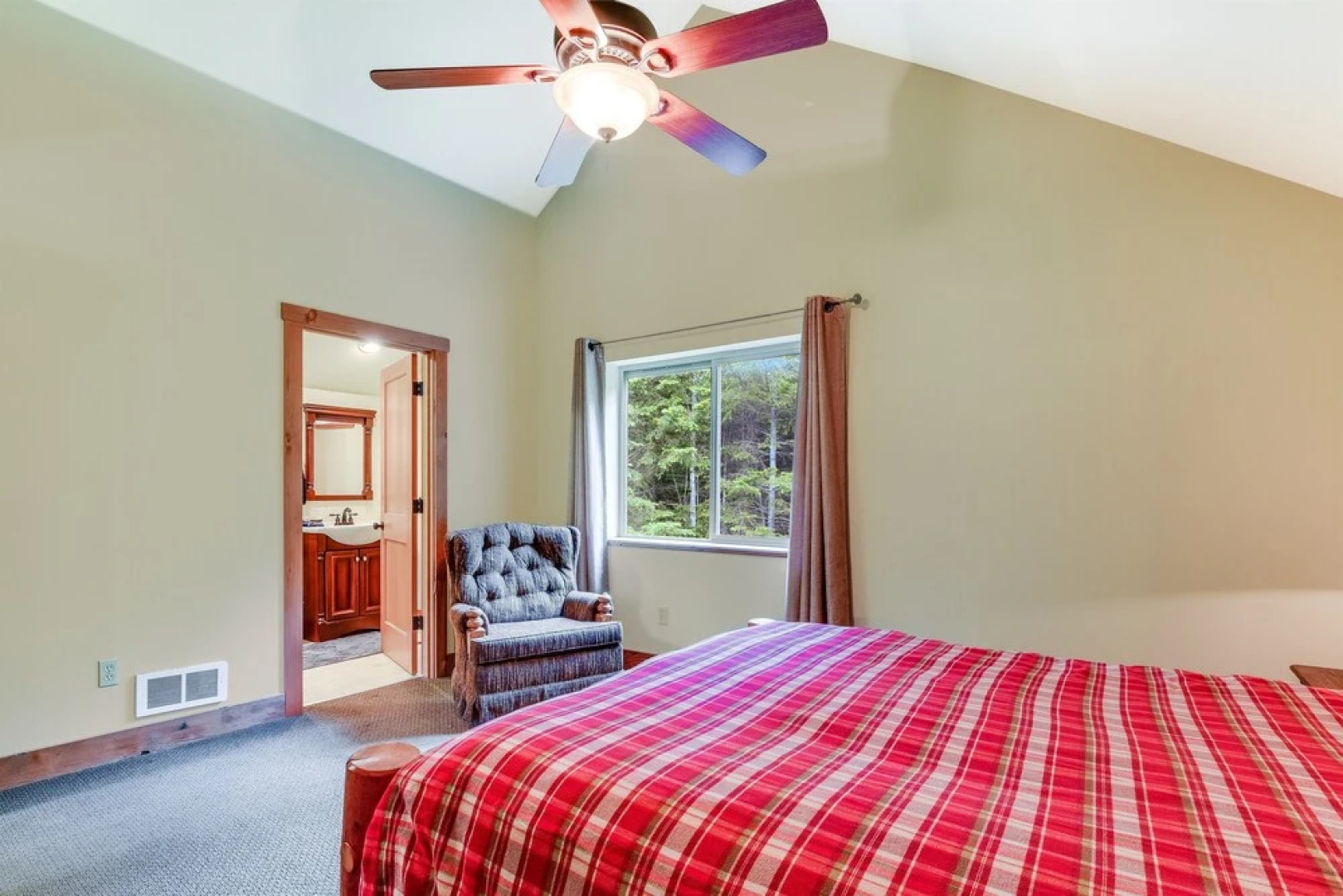 Little Bear Lodge - Three Bedroom Home with Mountain View