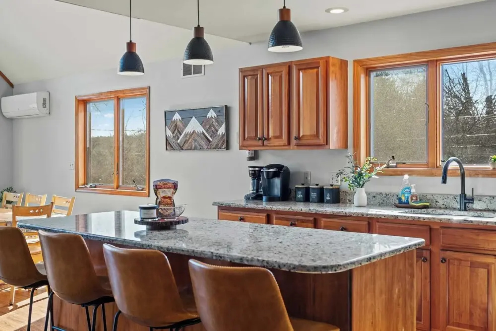 Lake View Chalet by Avantstay Lake Access + Deck