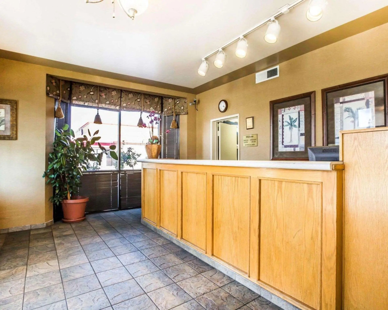 California Inn and Suites Bakersfield