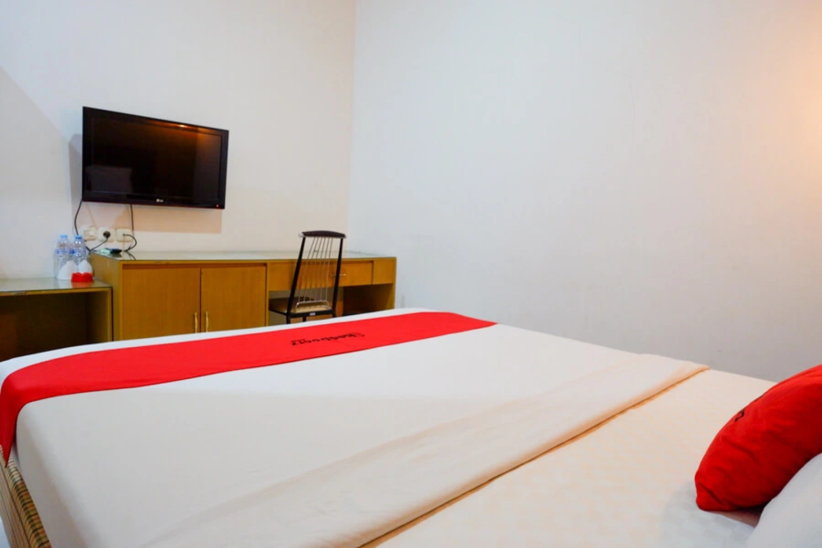 RedDoorz near Monumen Habibi Ainun