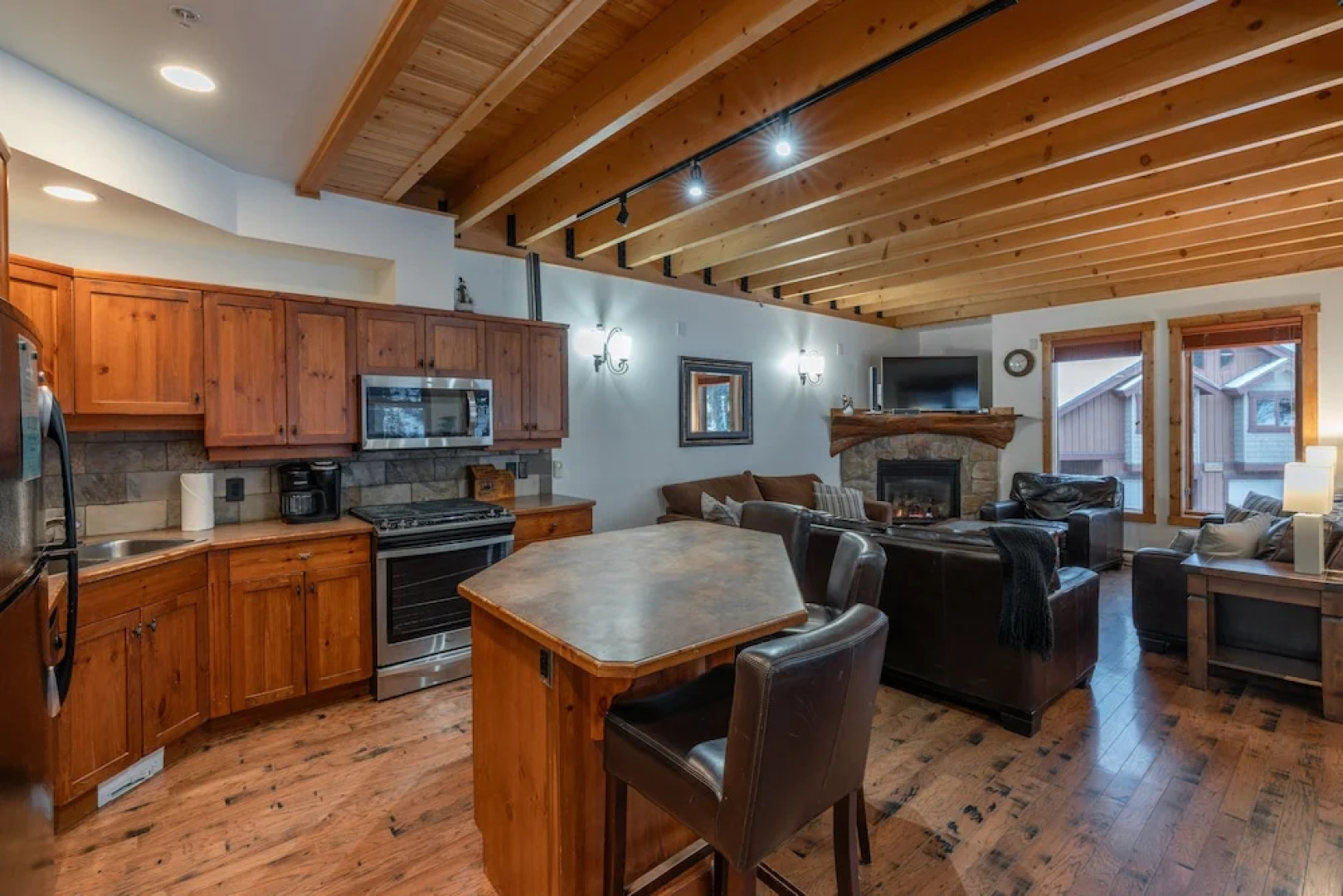 Forest Lane Hideaway - Luxurious Family Friendly Home with Private Hot Tub