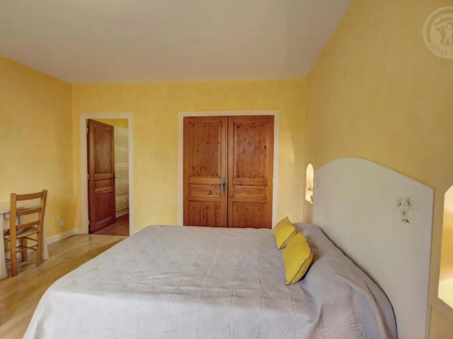 Gîte Chalain-le-Comtal, 5 pièces, 10 personnes - FR-1-496-48