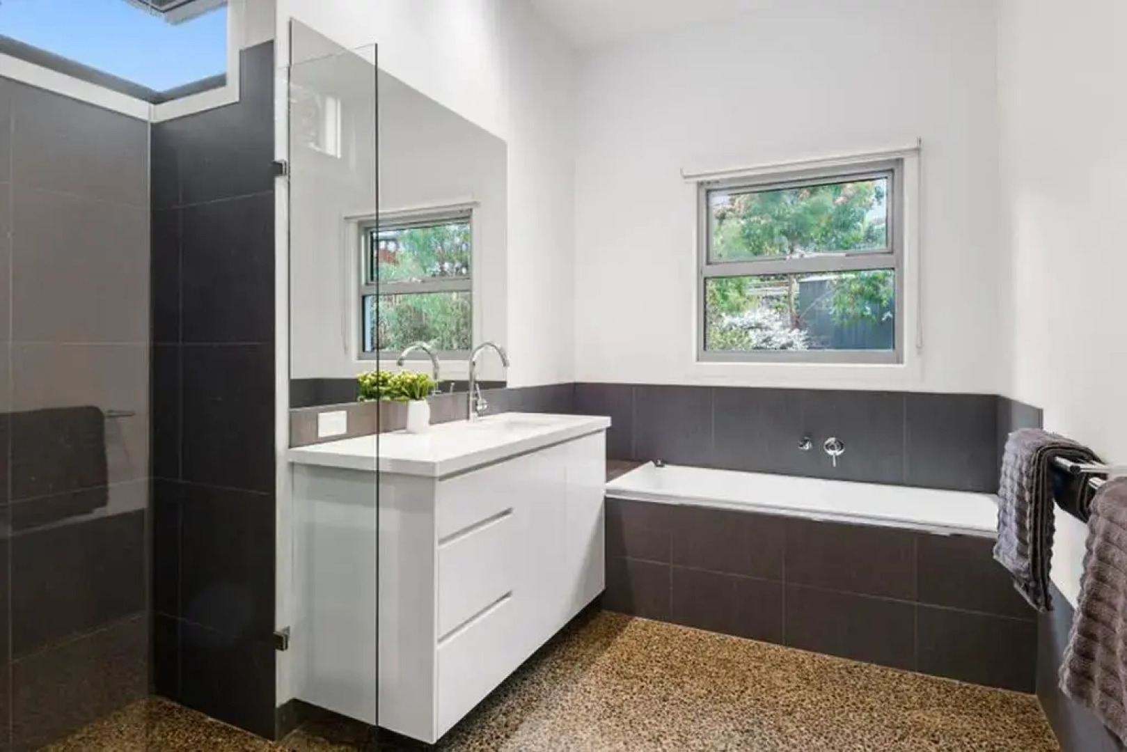 Beach Road Luxury with Ocean Views