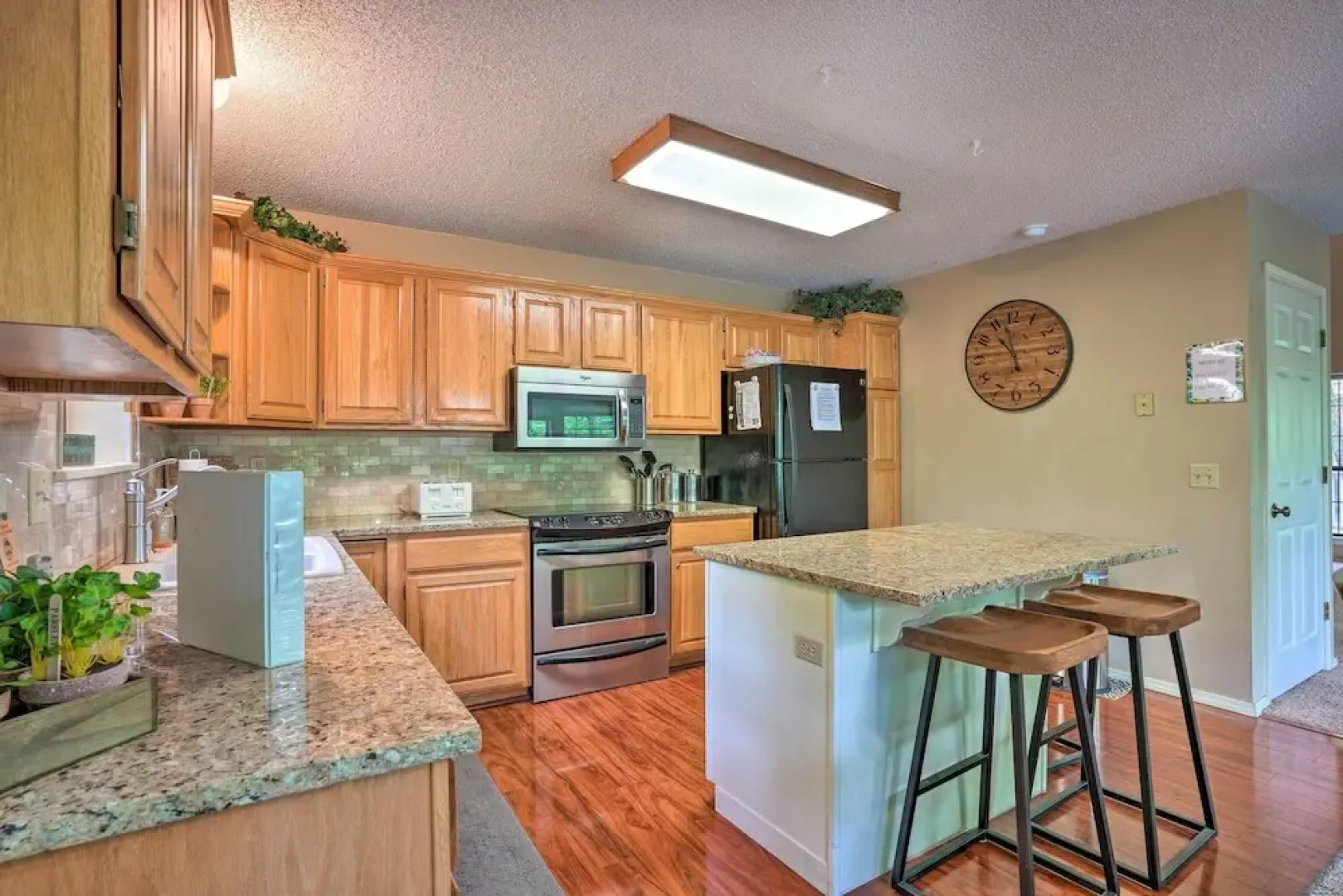 Beaver Lake Retreat w/ Deck & Private Hot Tub