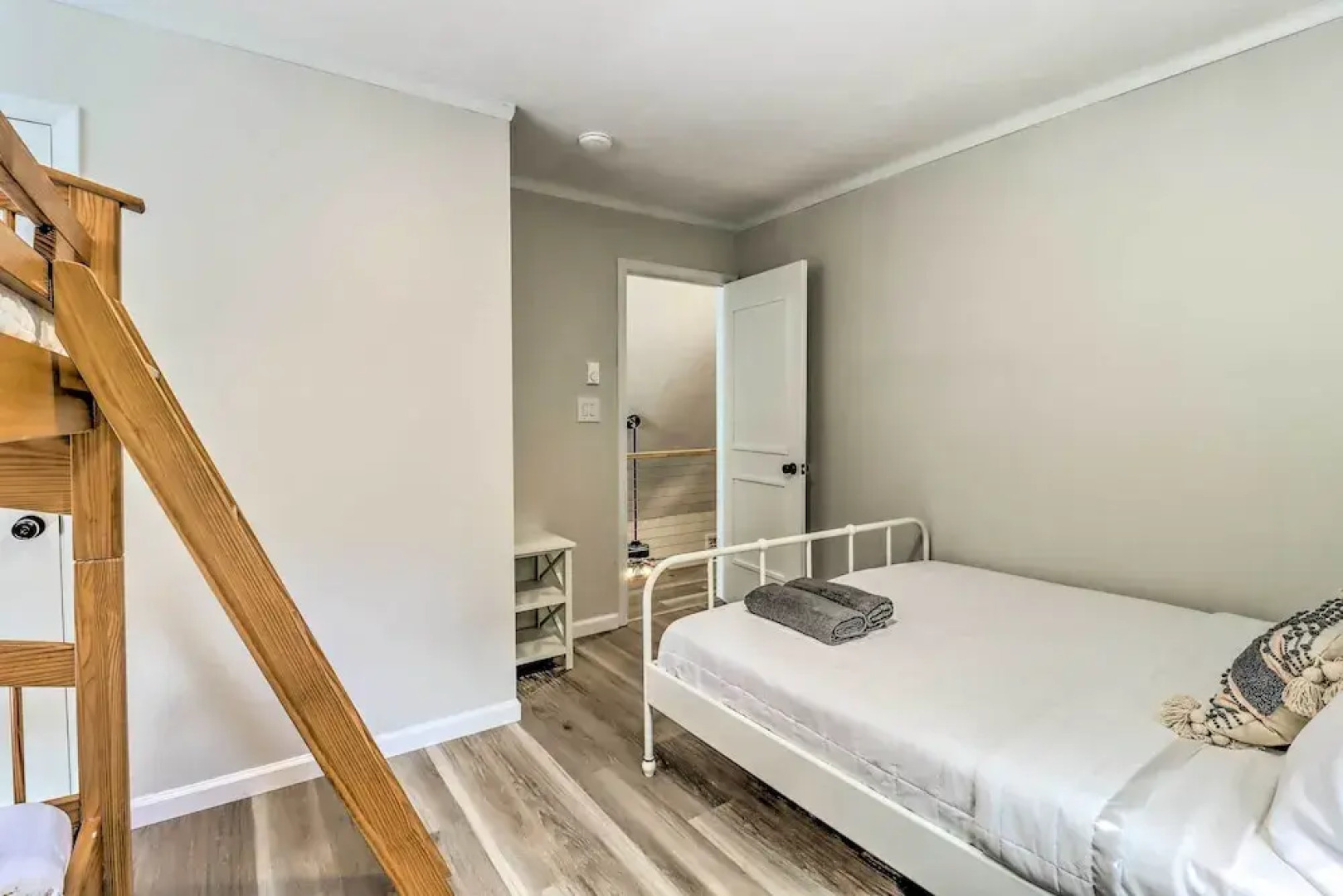 Charming Emerald Lakes Cottage w/ Hot Tub!