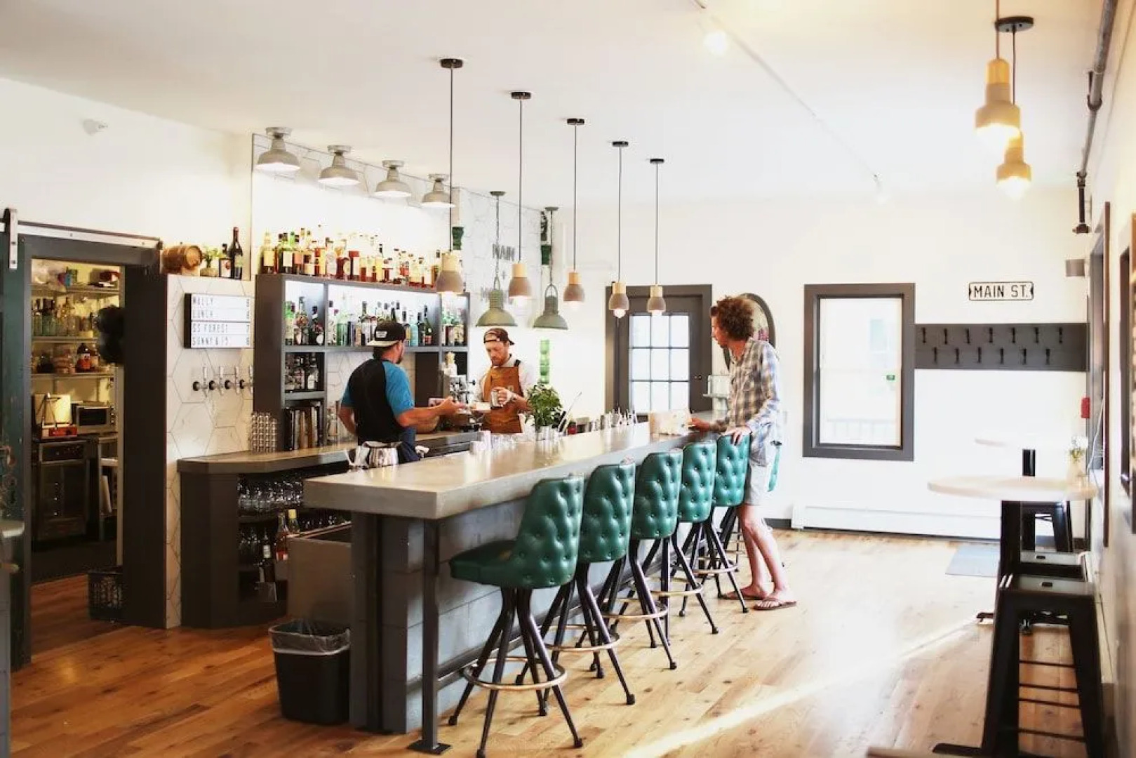 Main and Mountain Bar & Motel