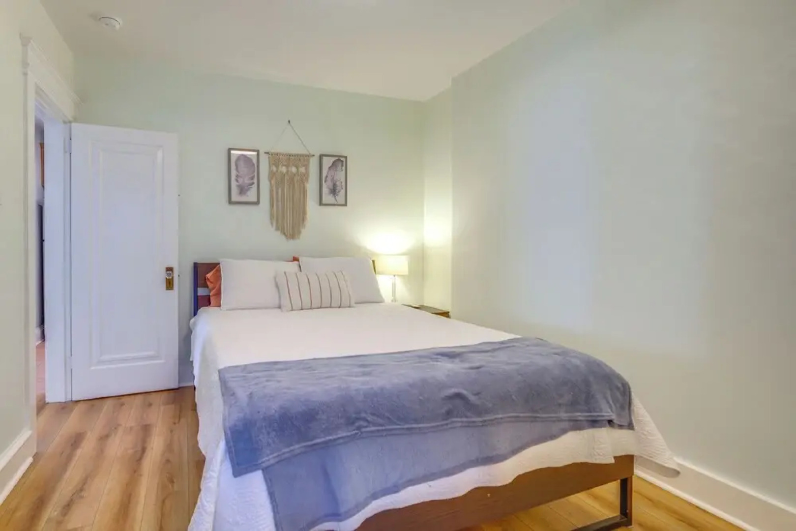 Walk to Beach: Dog-friendly Ventnor City Retreat!