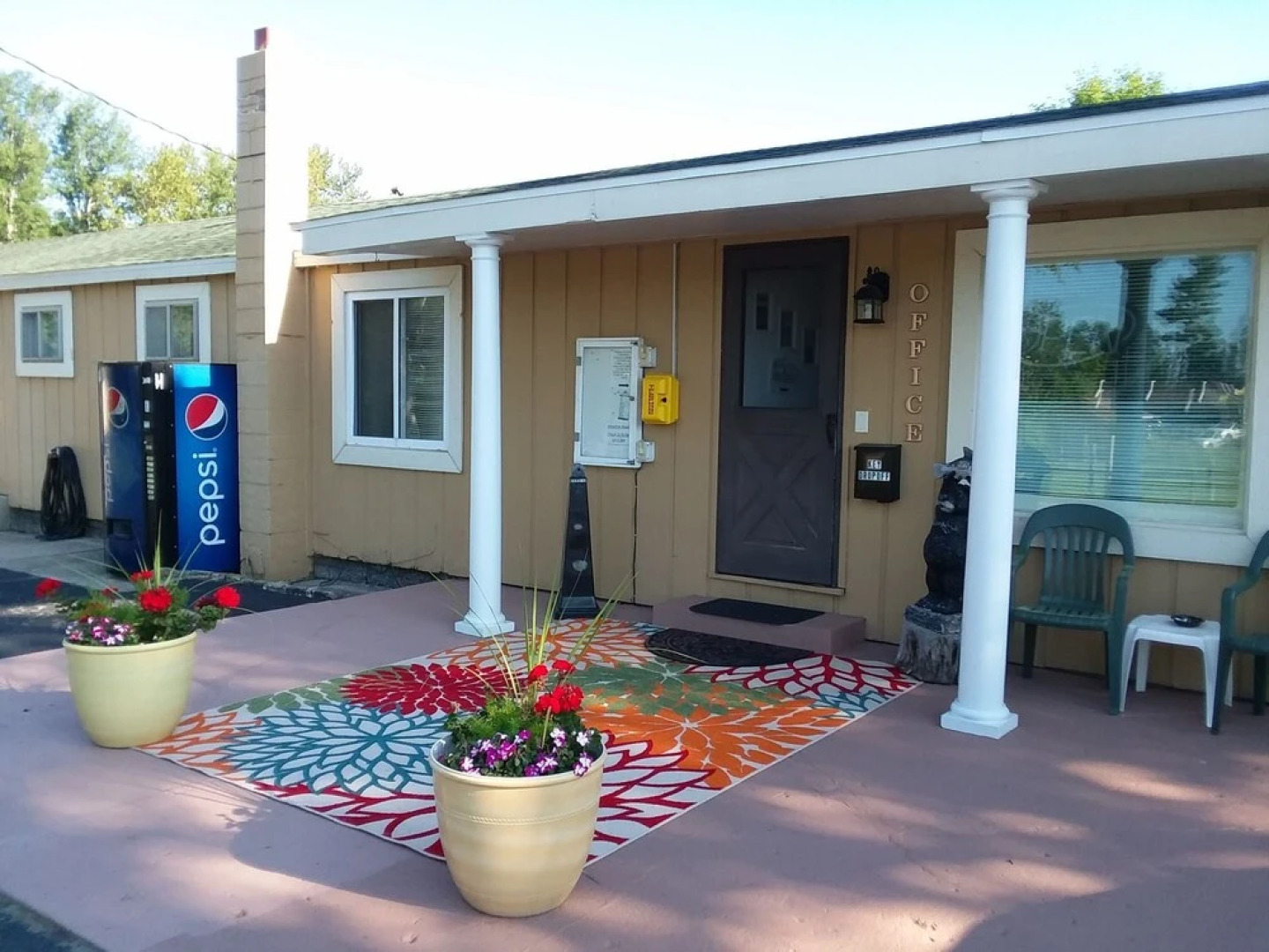 Lakes-N-Trails Motel