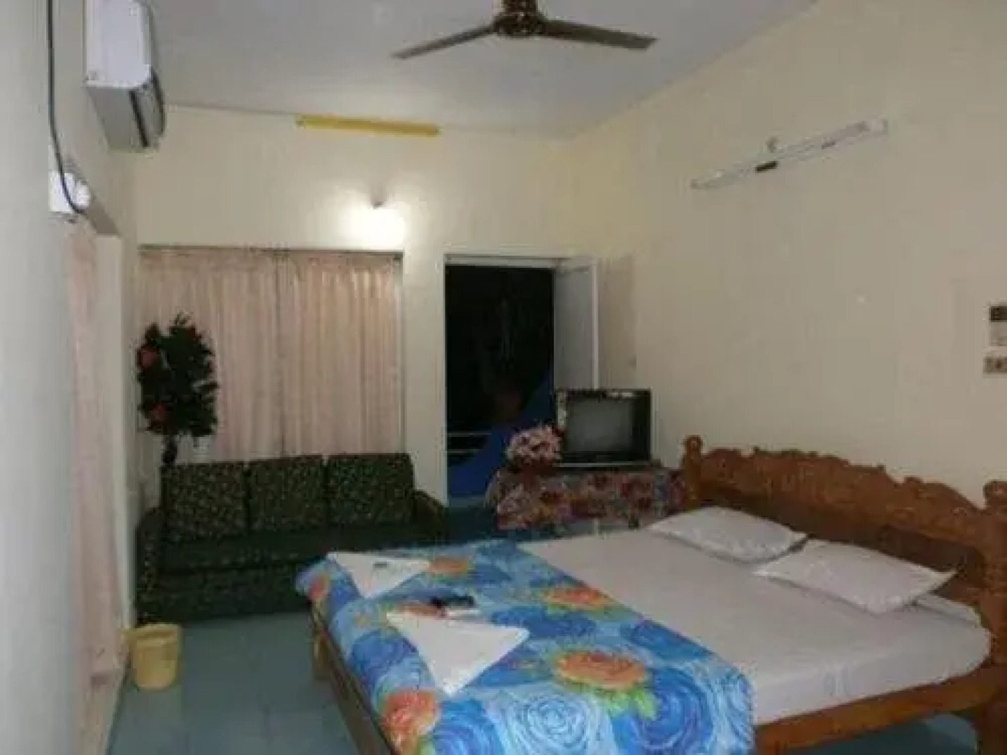 White House Beach Resort