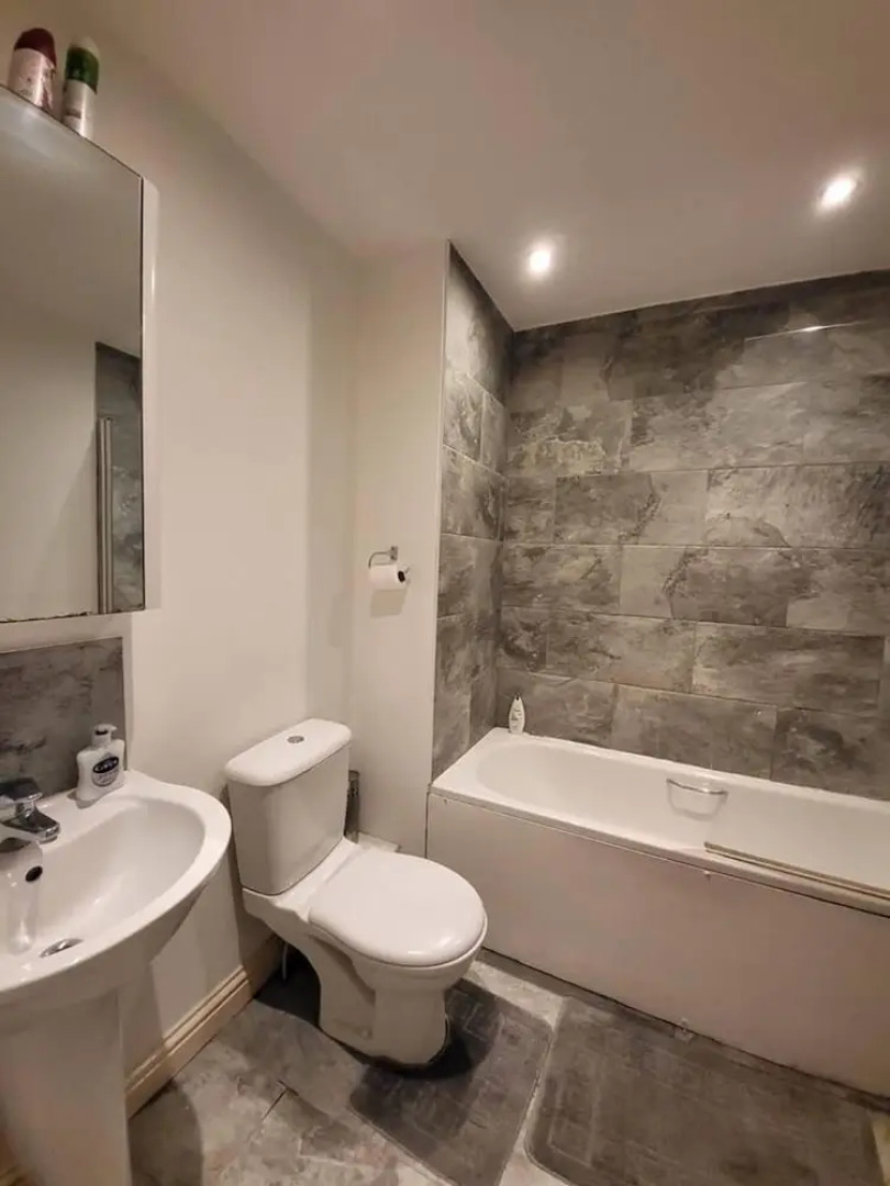 Lovely 4 Bedroom Home With Private Parking