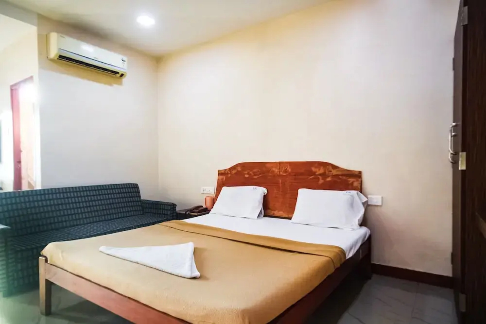 SPOT ON 44152 Lk Residency