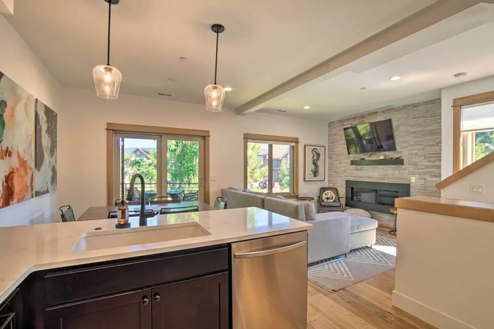 Charming Cle Elum Townhome w/ Balcony & Views