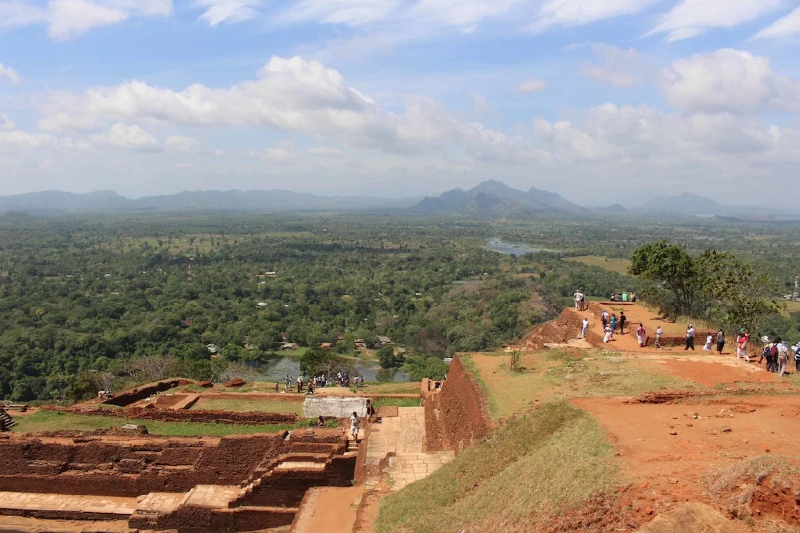 Yoho Sadewa Holiday Inn