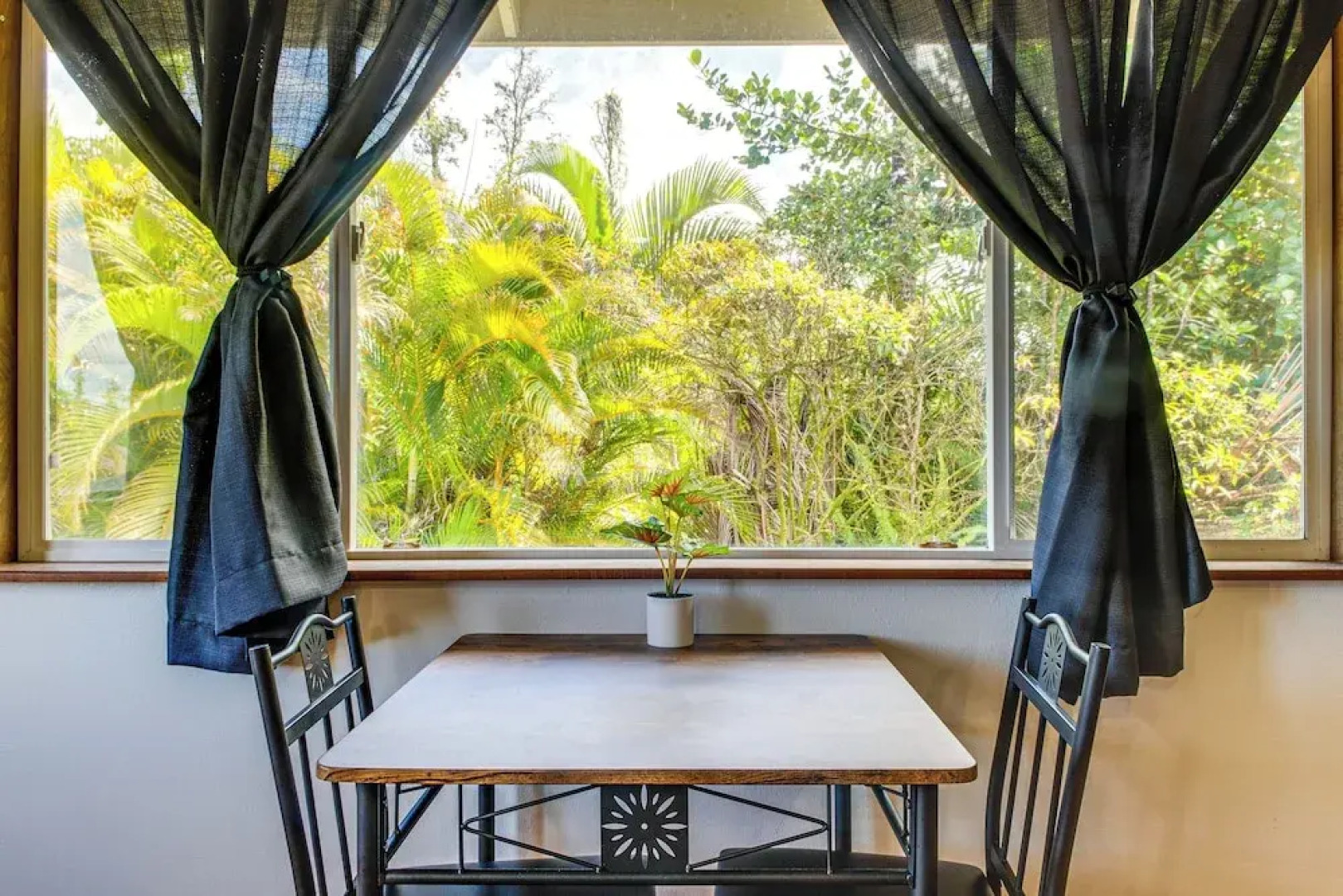 4 Mi to Beach: Keaau Retreat w/ Relaxing Porch!