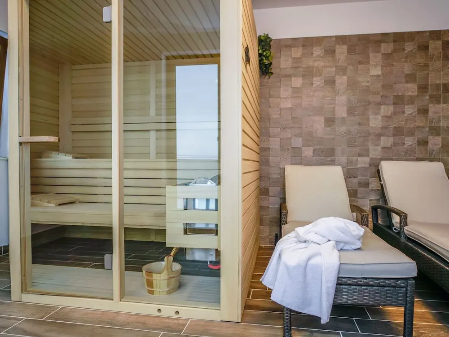 Luxurious Villa with Private Swimming Pool, Hot Tub, Sauna, Lovely Taverne