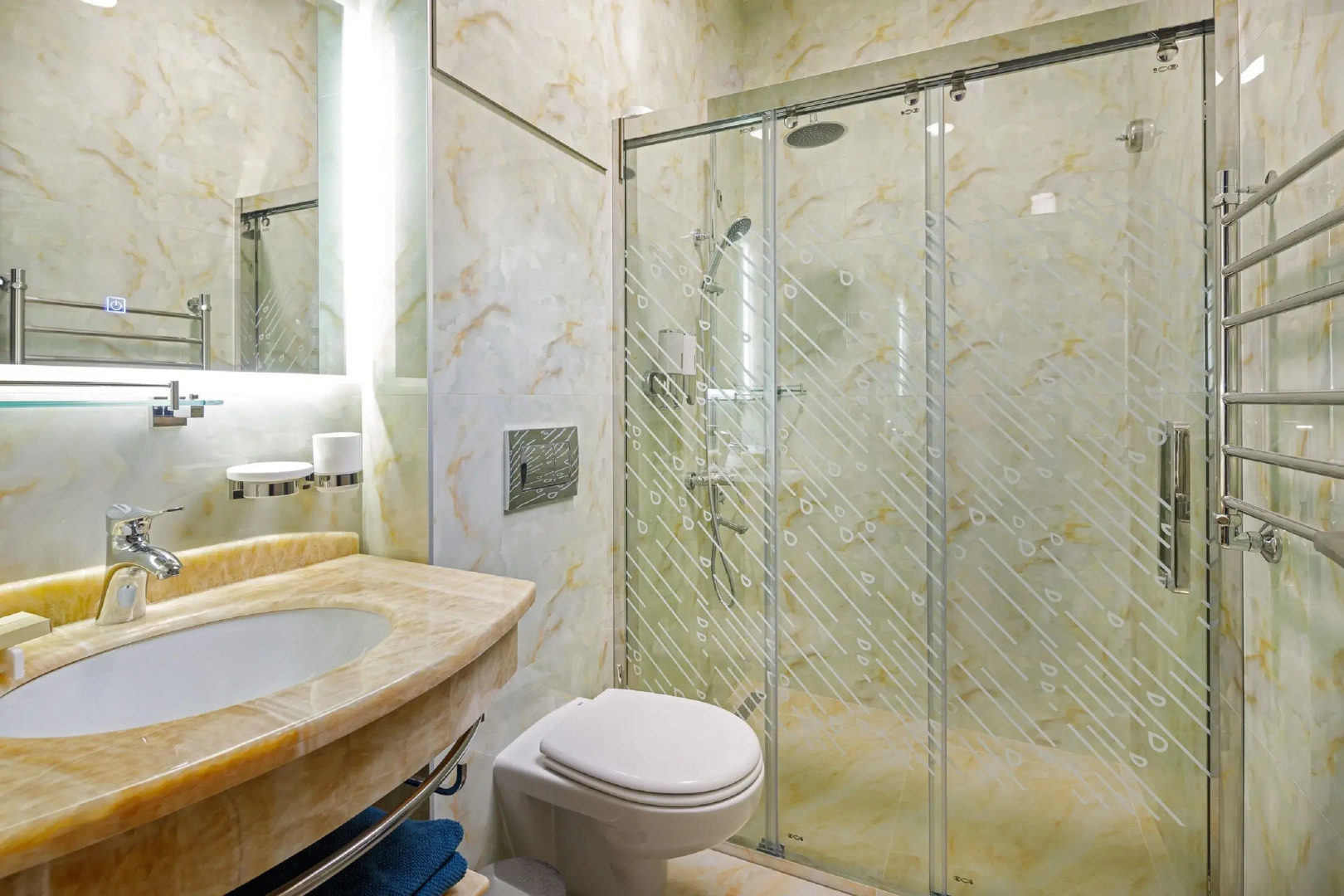 Mini-Hotel Biography