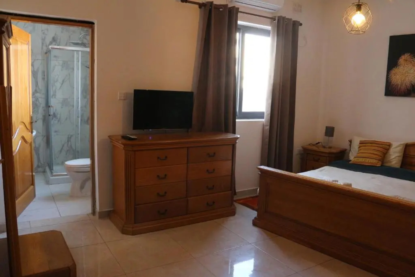 XL Central Home - Sleeps 10 people