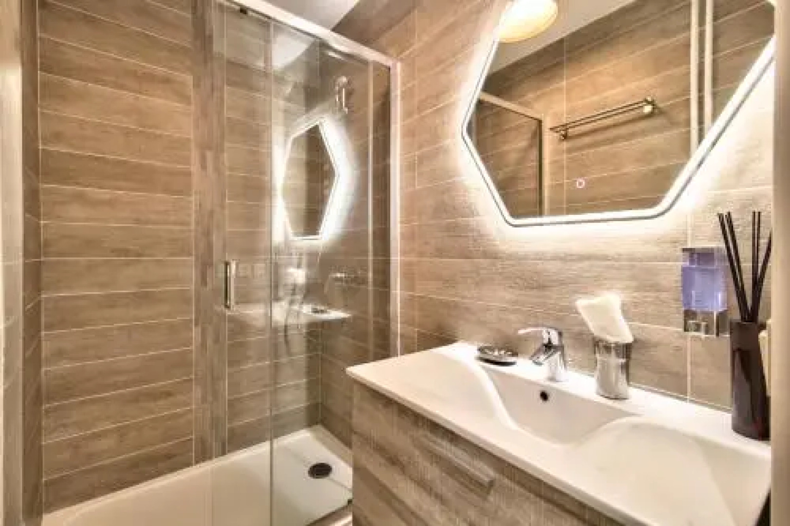 Chic And Spacious Apart With Parking