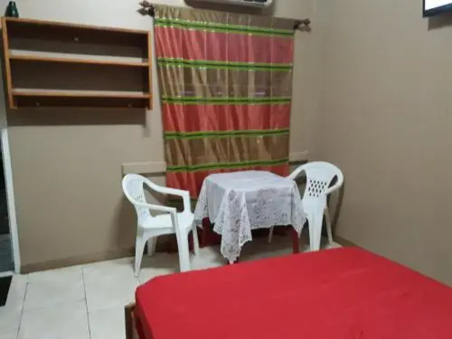 Rumanija's Airport Rooms