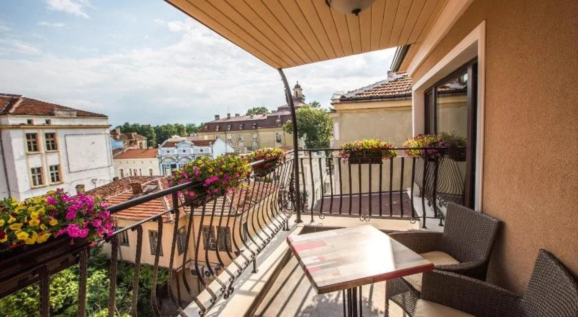 8 12 Art Guest House