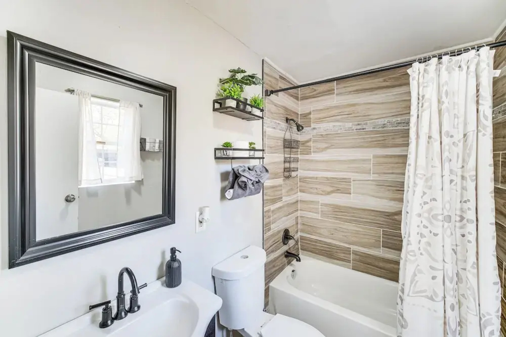 8 Mi to Dtwn: Cleveland Family Home