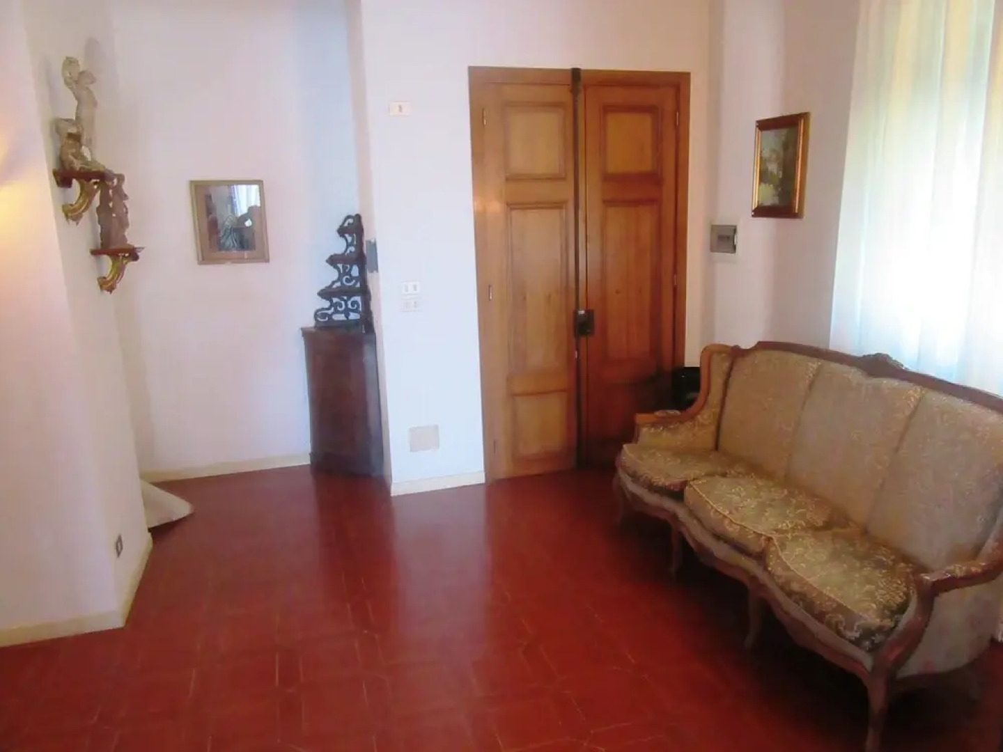 Elegant and Roomy Apartment on the Hill of Chiavari, Calm Relaxation Assured