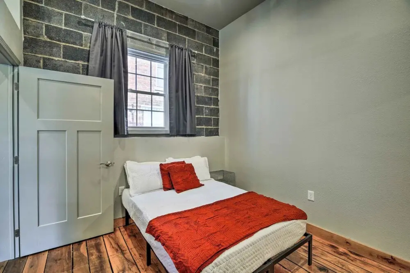 Sleek Wytheville Apartment Near Food + Drink!