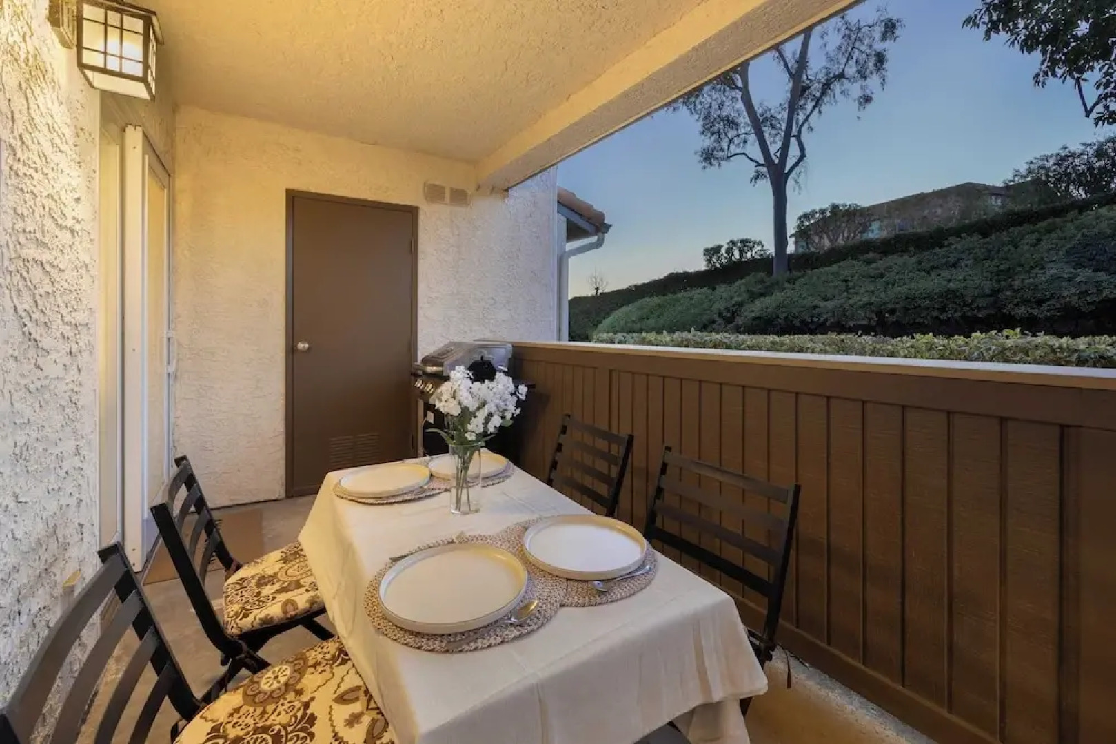 Walk to Beach Pool, Hot Tub, Private Patio, Parking Seabreeze Retreat