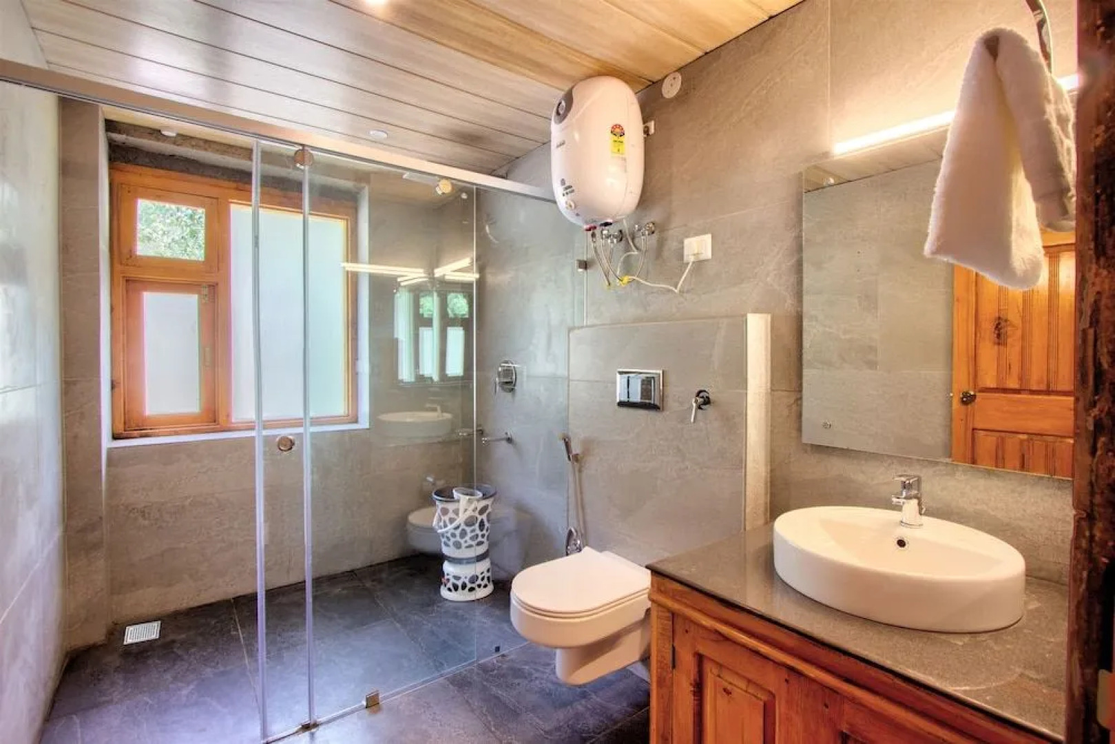 8fold by Larisa, Jibhi