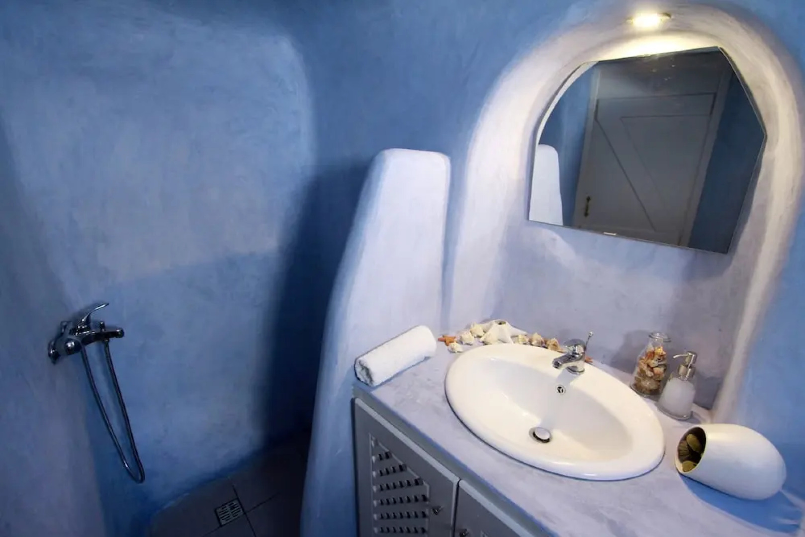 Blu Bianco Cave House